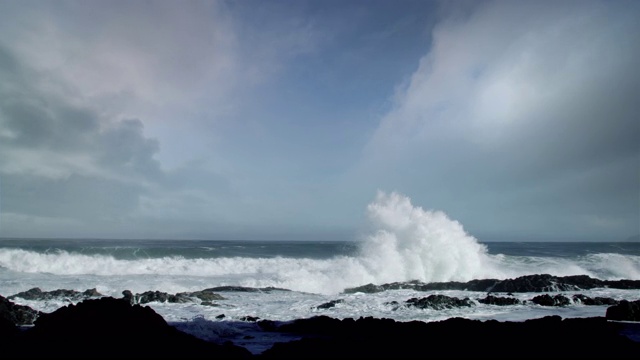 太平洋风暴中巨大的海浪冲击着俄勒冈海岸视频素材