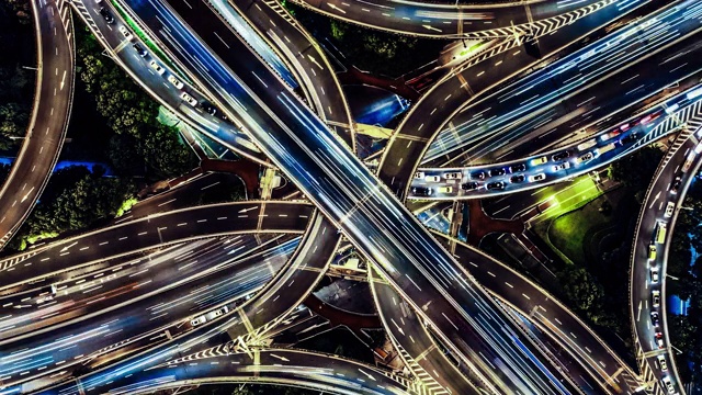 天桥及城市交通夜间鸟瞰图视频素材