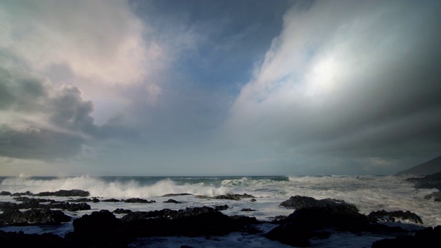 太平洋风暴中巨大的海浪冲击着俄勒冈海岸视频素材