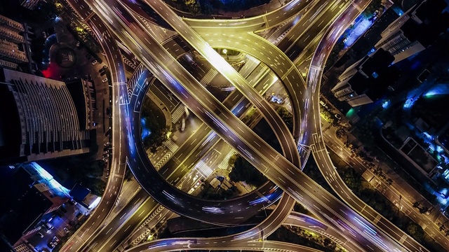 T/L PAN无人机视角下的立交桥和城市交通在夜间视频素材