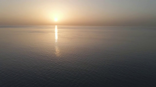海洋日出无人机观看黄金时间视频素材