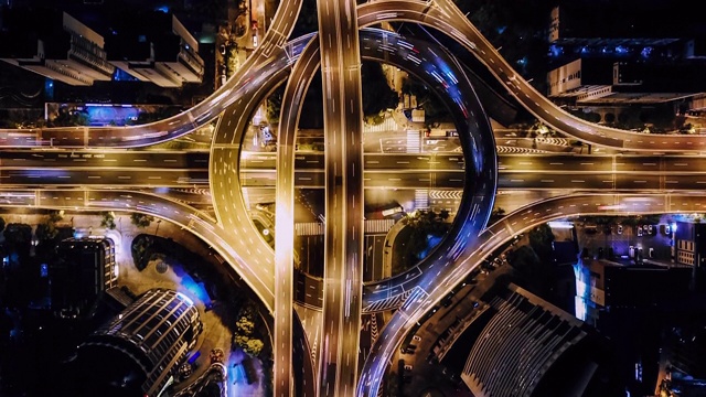 T/L PAN天桥和城市交通夜间俯视图视频素材