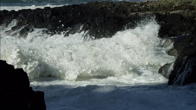 俄勒冈州，海浪拍打着太平洋海岸的泡沫视频素材