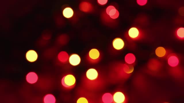 闪烁的抽象的彩色圆圈散焦圣诞灯光视频。视频素材
