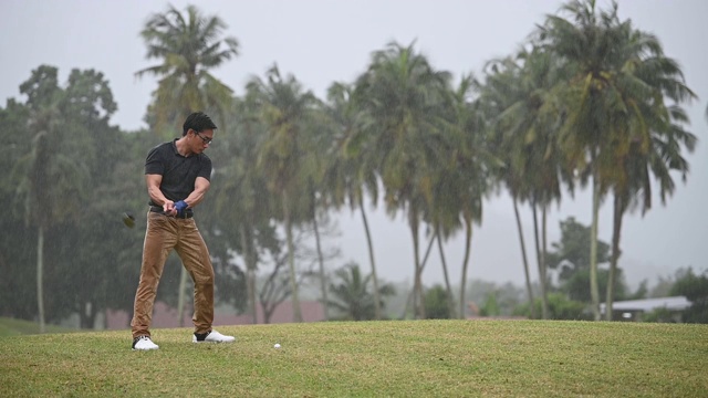 亚洲华人男子高尔夫球打在马六甲独自淋雨视频素材