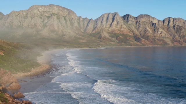 鸟瞰图戏剧性的南非海岸线视频下载
