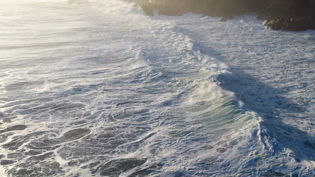 大浪冲击着布满岩石的海岸线视频素材