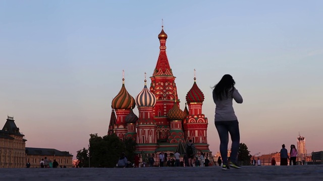 莫斯科，红场上夕阳西下的圣巴西尔大教堂，夏夜，人们正在散步。视频素材