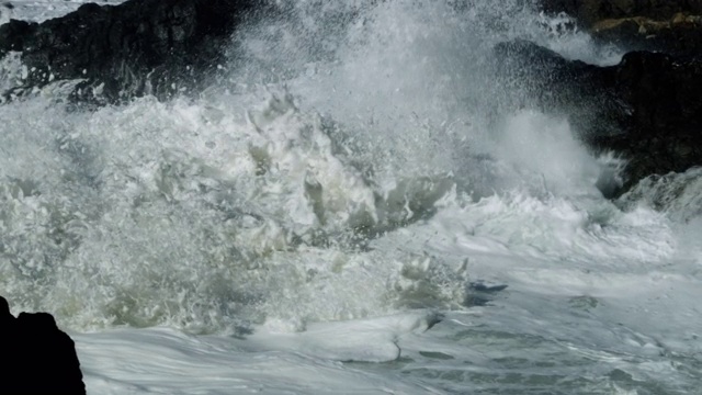 俄勒冈州，海浪拍打着太平洋海岸的泡沫视频素材