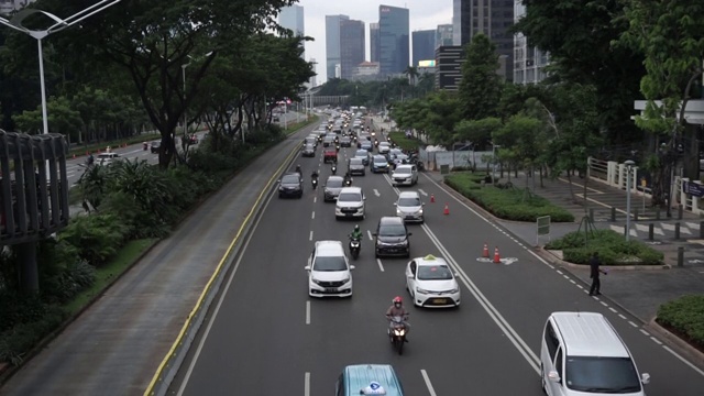 印度尼西亚雅加达苏迪曼大街的交通状况视频下载