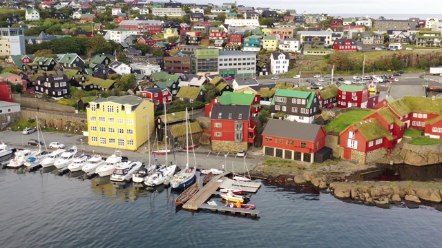 托尔港城市景观法罗群岛Tórshavn无人机飞行4K视频下载