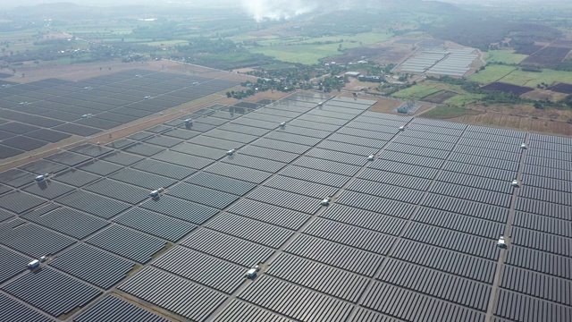 太阳能农场鸟瞰图视频素材