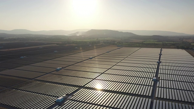 太阳能农场日落在鸟瞰图视频素材