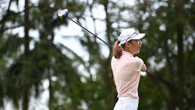 慢动作亚洲中国女高尔夫球手打高尔夫开球视频下载
