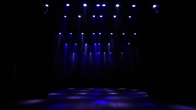 音乐厅空荡荡的舞台上有许多照明设备。视频下载