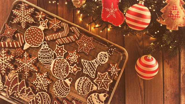 姜饼和圣诞装饰在木制的乡村桌子上视频素材