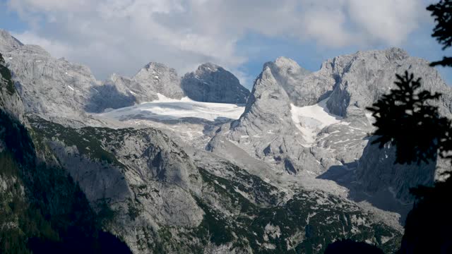 在奥地利上奥地利萨尔兹卡默古特地区，从夏季清澈的岣梢湖上看到的达赫斯坦峰视频素材