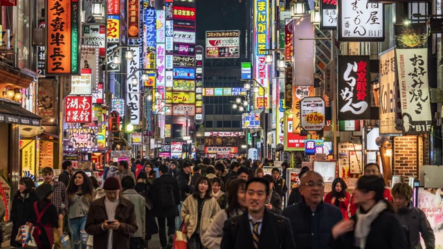 在东京新宿，人群步行在购物街上的一段时间视频下载