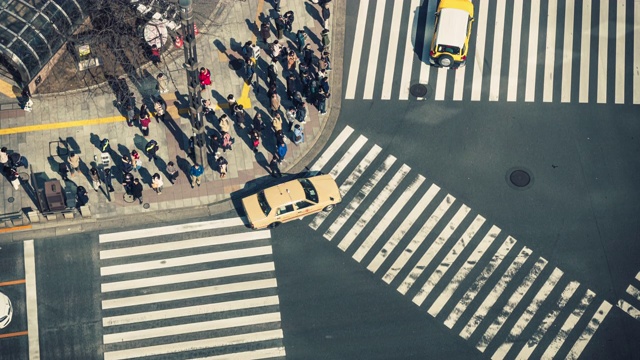 随着时间的推移，行人的人群不明确的人走过天桥的交叉路口，在东京银座，日本视频素材