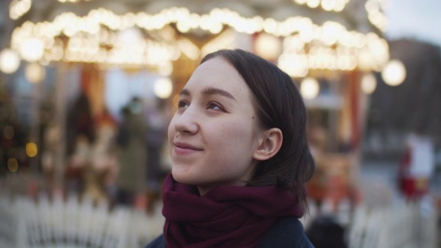 一个少女走在圣诞市场上视频素材