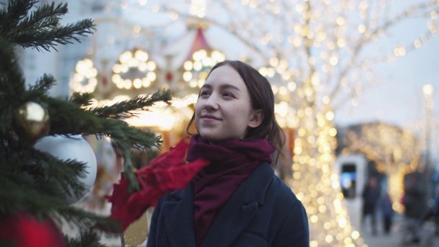 一个少女走在圣诞市场上视频素材