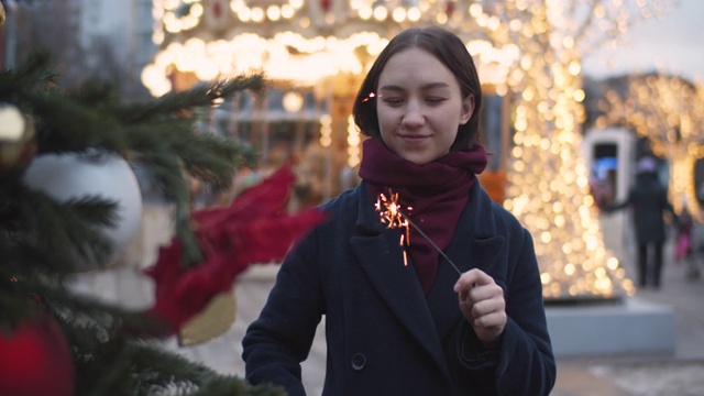 晚上在圣诞市场快乐的少女视频素材