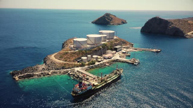 燃料储存罐和终端设施，位于小岛Aghios Pavlos视频素材