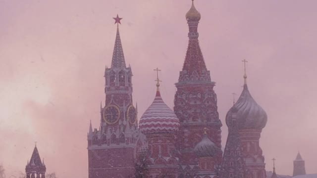 俄罗斯，莫斯科，护城河上最神圣的Theotokos的代祷大教堂，以及冬日雪地里的克里姆林宫。在暴风雪天气中的瓦西里大教堂视频素材