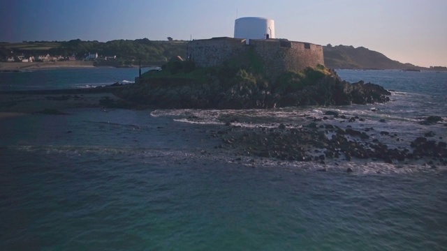 无人机拍摄的格恩西堡，海峡群岛，英国视频素材
