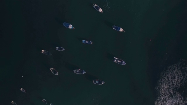 英国海峡群岛格恩西岛格雷堡的渔船。空中无人机视图视频素材