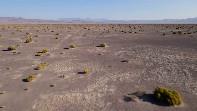 又低又快地飞过贫瘠的沙漠视频素材