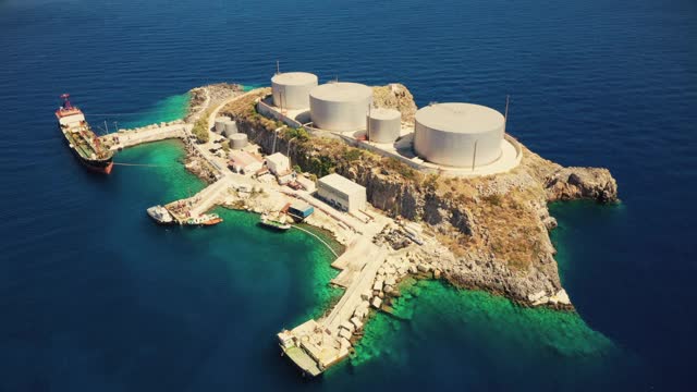 燃料储存罐和终端设施，位于小岛Aghios Pavlos视频素材