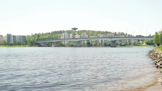 芬兰Jyvaskyla湖。库奥卡拉桥上有汽车和车辆。斯堪的纳维亚半岛美丽的芬兰风景和城市景色。这是一个阳光明媚的夏日。视频下载