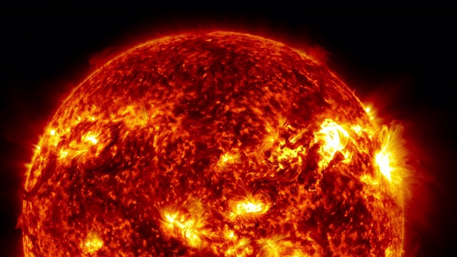 巨大的太阳耀斑从太阳表面喷涌而出。视频下载