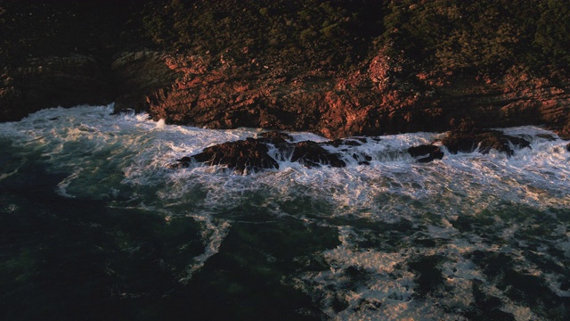 岩石海岸上的波浪视频素材