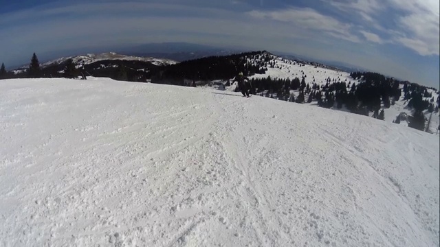 在粉状雪中滑雪的人视频下载