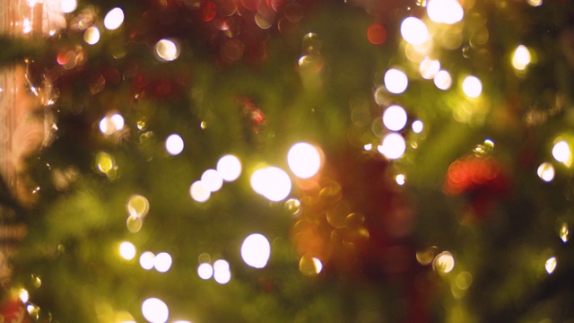 散焦圣诞树背景与闪烁的灯光视频下载
