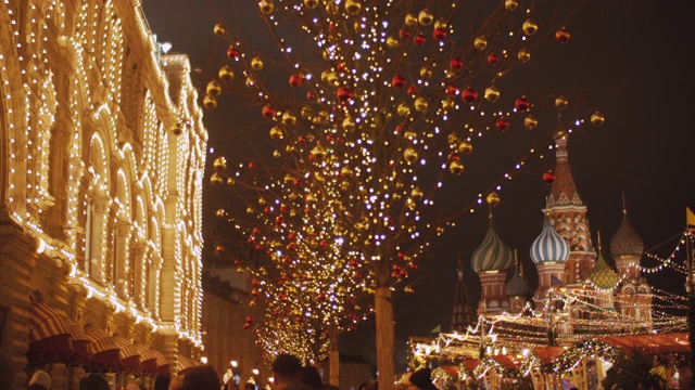 俄罗斯莫斯科，在圣诞节和新年之际，可以欣赏圣巴西尔大教堂、红场、克里姆林宫和口香糖视频下载