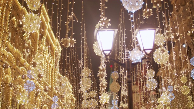 圣诞节装饰悬挂在莫斯科市中心的街道上，俄罗斯视频下载