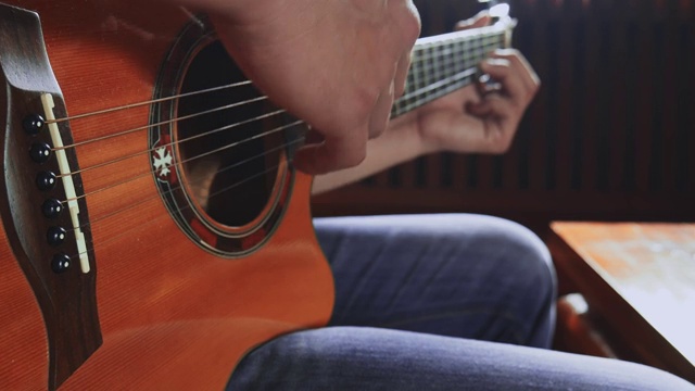 吉他手演奏古典吉他视频素材