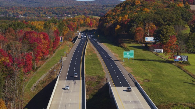 在阳光明媚的秋日，沿着宾夕法尼亚收费高速公路飞行。航拍视频与向前摄像机运动视频素材