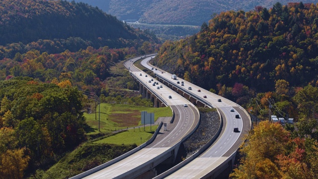 飞越宾夕法尼亚收费高速公路的高桥。航拍视频与向前摄像机运动视频素材