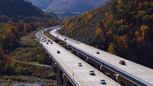 秋季宾夕法尼亚收费高速公路高桥上的交通状况。航拍视频与向前摄像机运动视频素材