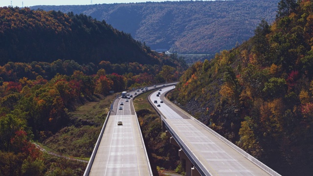 在宾夕法尼亚州收费高速公路的高桥上飞行。航拍视频与向前摄像机运动视频素材