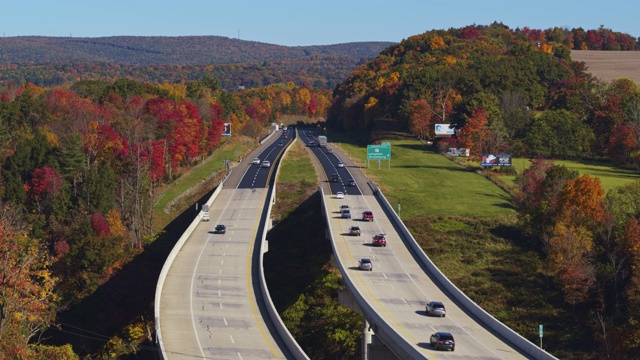 宾夕法尼亚州收费高速公路上的利哈伊河高桥上交通繁忙。用静态摄像机拍摄航拍视频。视频素材