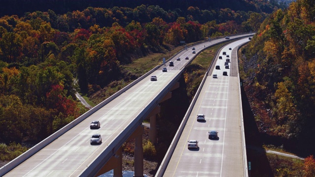 宾夕法尼亚州收费高速公路上的利哈伊河高桥上交通繁忙。用静态摄像机拍摄航拍视频。视频素材