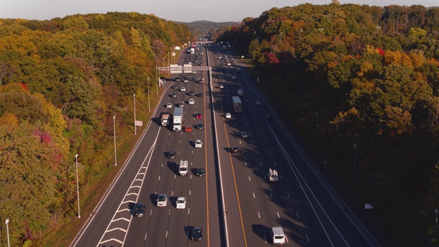 鸟瞰图在繁忙的高速公路在新泽西州，美国。用静态摄像机拍摄无人机视频。视频素材