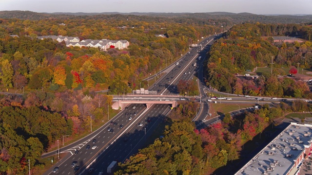 鸟瞰图在繁忙的高速公路在新泽西州，美国。无人机视频与平移摄像机运动。视频素材