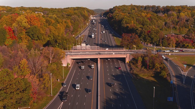 鸟瞰图在繁忙的高速公路在新泽西州，美国。用坚如磐石的摄像机拍摄无人机视频视频素材