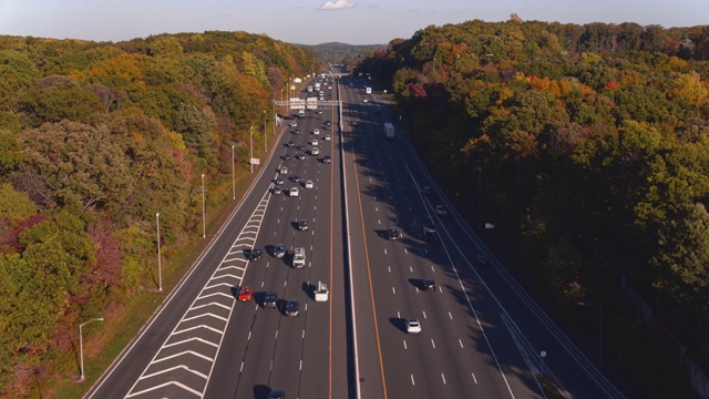 鸟瞰图在繁忙的高速公路在新泽西州，美国。无人机视频与向前摄像机运动。视频素材